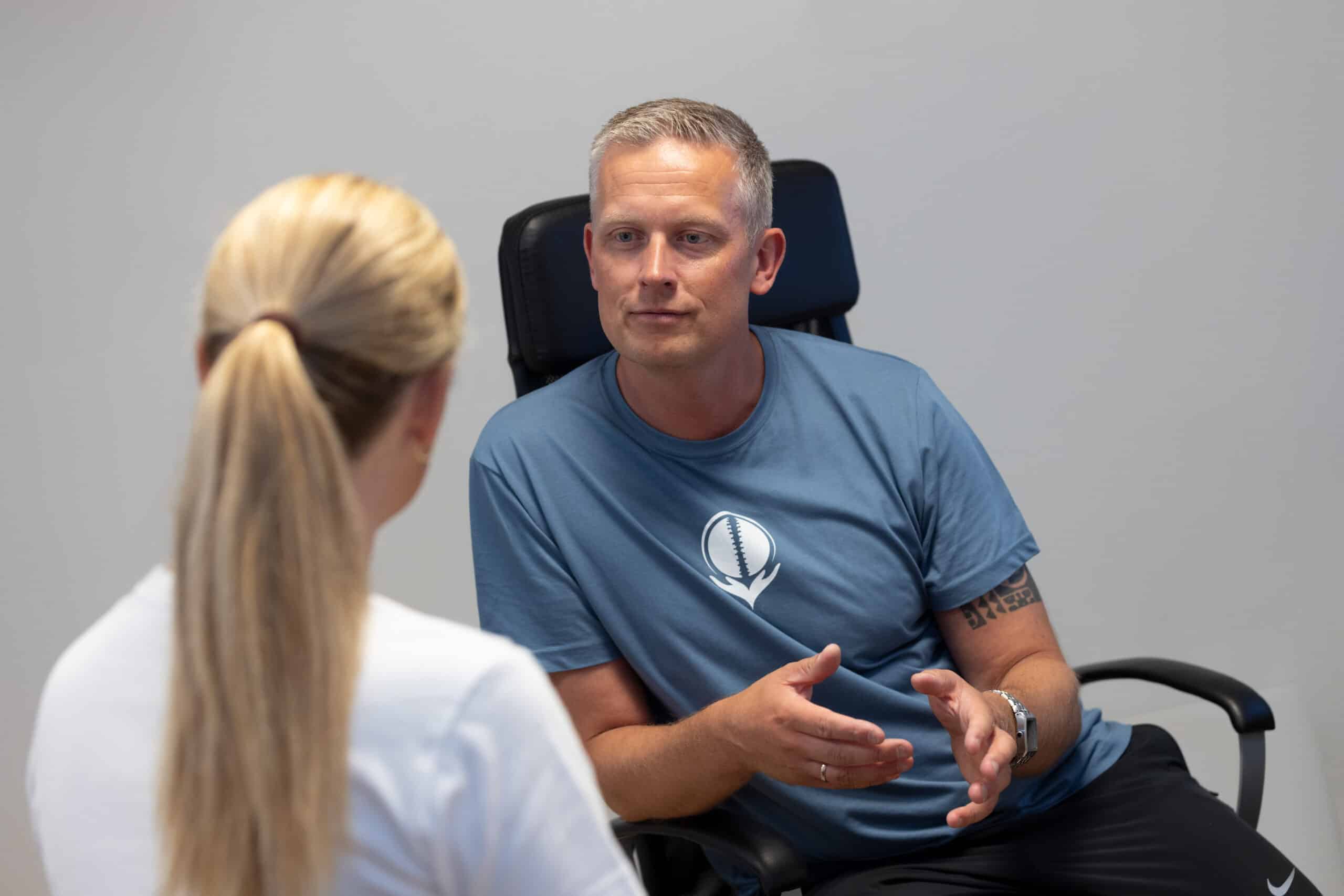 Kiropraktor i Stavanger forklarer behandling av senebetennelse med trykkbølge til pasient